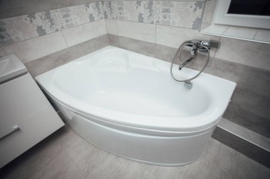 Banyonun içinde duş olan musluk.