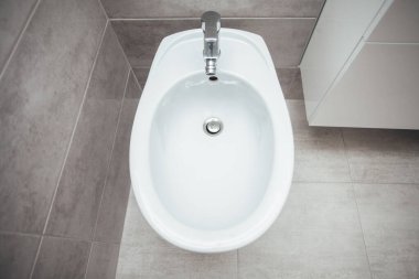 Modern banyo içinde bidet.