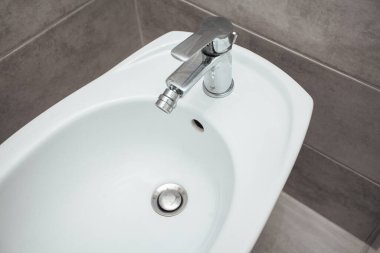 Modern banyo içinde bidet.