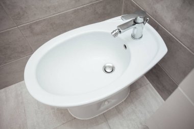 Modern banyo içinde bidet.