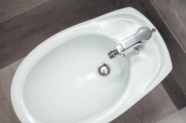 Modern banyo içinde bidet.
