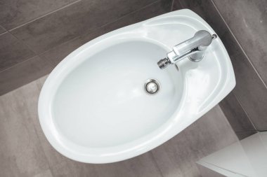 Modern banyo içinde bidet.