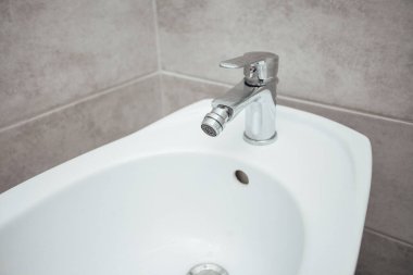 Modern banyo içinde bidet.