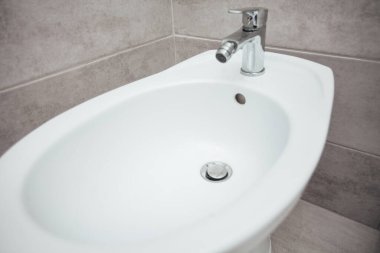 Modern banyo içinde bidet.