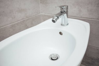 Modern banyo içinde bidet.