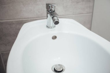 Modern banyo içinde bidet.
