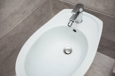 Modern banyo içinde bidet.