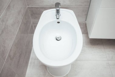Modern banyo içinde bidet.