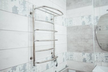 Banyo duvarında elektrik kurutma.