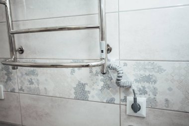 Banyo duvarında elektrik kurutma.
