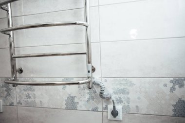 Banyo duvarında elektrik kurutma.