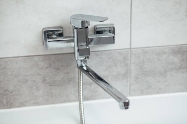 Modern banyo lavabosu krom musluk ve gri fayansla