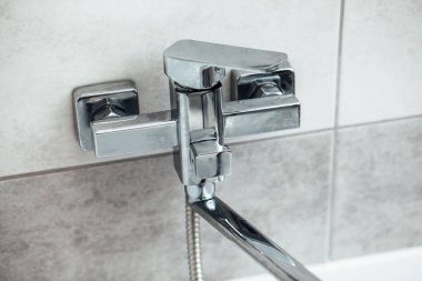 Modern banyo lavabosu krom musluk ve gri fayansla