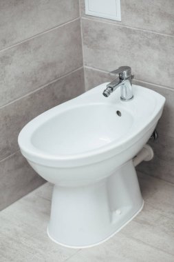 Modern banyo içinde bidet.