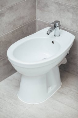 Modern banyo içinde bidet.
