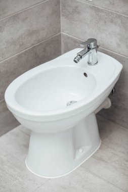 Modern banyo içinde bidet.