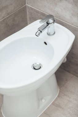 Modern banyo içinde bidet.