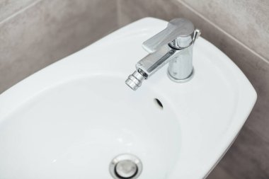 Modern banyo içinde bidet.