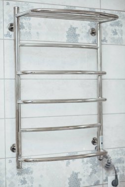 Banyo duvarında elektrik kurutma.