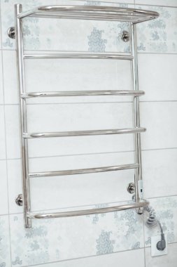 Banyo duvarında elektrik kurutma.