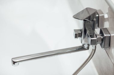 Modern banyo lavabosu krom musluk ve gri fayansla