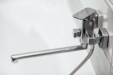 Modern banyo lavabosu krom musluk ve gri fayansla