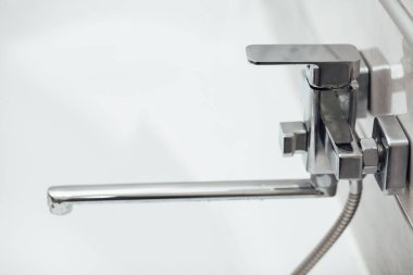 Modern banyo lavabosu krom musluk ve gri fayansla