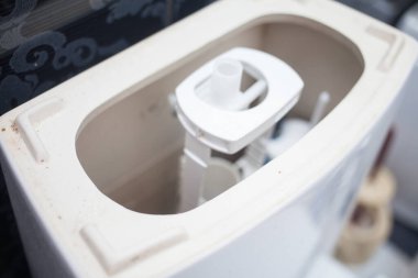 Tuvalet deposunu aç, yakın çekim. 