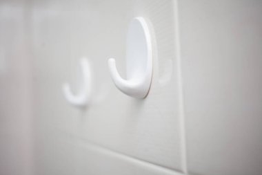 Banyoda askılar, yakın çekim.