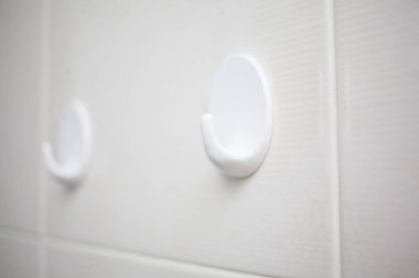 Banyoda askılar, yakın çekim.