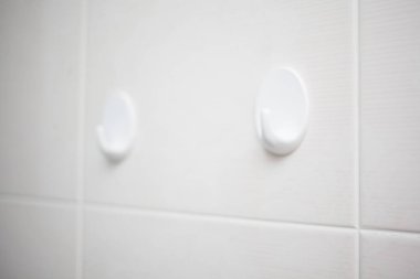 Banyoda askılar, yakın çekim.