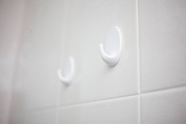 Banyoda askılar, yakın çekim.