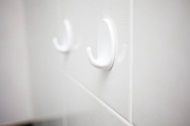 Banyoda askılar, yakın çekim.