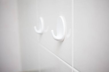 Banyoda askılar, yakın çekim.