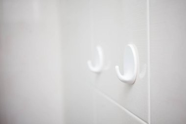 Banyoda askılar, yakın çekim.