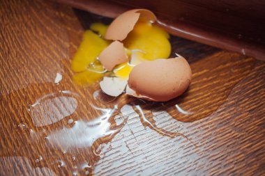 Yerde kırık yumurta var.