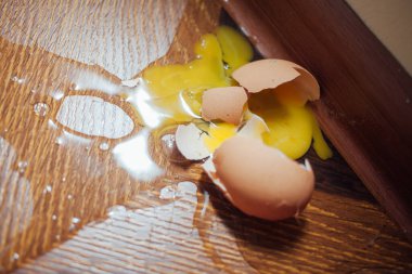 Yerde kırık yumurta var.