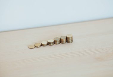 Bozuk paralar büyümeyi hızlandırır, tasarruf ederiz. Finansal iş yatırımını kavra