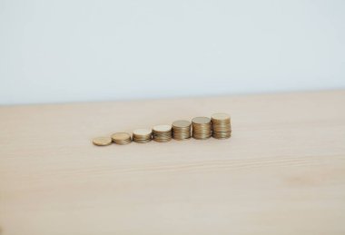 Bozuk paralar büyümeyi hızlandırır, tasarruf ederiz. Finansal iş yatırımını kavra