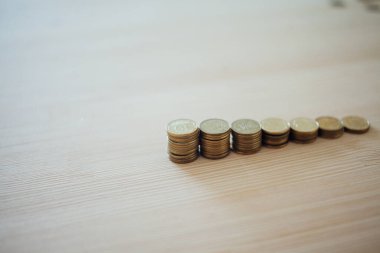 Bozuk paralar büyümeyi hızlandırır, tasarruf ederiz. Finansal iş yatırımını kavra