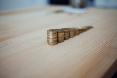 Bozuk paralar büyümeyi hızlandırır, tasarruf ederiz. Finansal iş yatırımını kavra