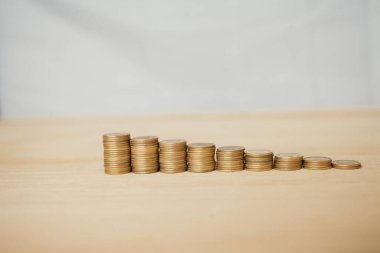 Bozuk paralar büyümeyi hızlandırır, tasarruf ederiz. Finansal iş yatırımını kavra