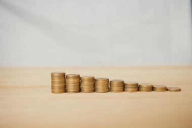 Bozuk paralar büyümeyi hızlandırır, tasarruf ederiz. Finansal iş yatırımını kavra