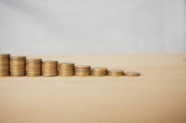 Bozuk paralar büyümeyi hızlandırır, tasarruf ederiz. Finansal iş yatırımını kavra