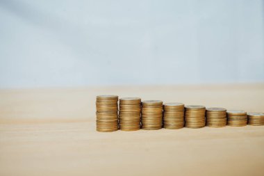 Bozuk paralar büyümeyi hızlandırır, tasarruf ederiz. Finansal iş yatırımını kavra