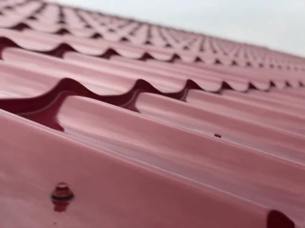 Rode Tegel Dak Onder Regen Overdag — Stockfoto