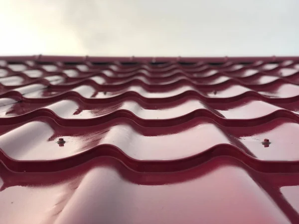 Czerwony Dach Dachówki Deszczu Ciągu Dnia — Zdjęcie stockowe