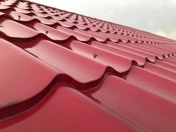 Rode Tegel Dak Onder Regen Overdag — Stockfoto