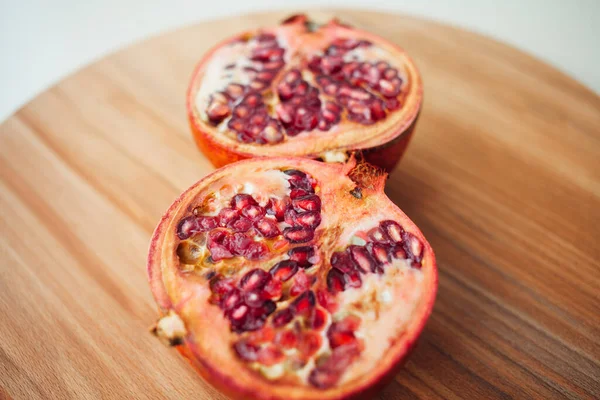 Grenade Fruits Sur Une Planche Ronde Bois Gros Plan — Photo