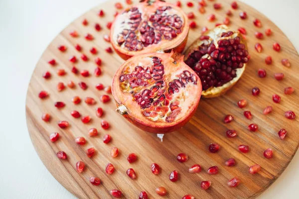 Pomegranate Fruit Wooden Board Closeup Shot — Stock Photo, Image